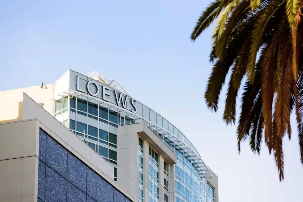 Loews Üst Düzey Yönetimindeki Değişim, Hisseye Olumsuz Yansıdı
