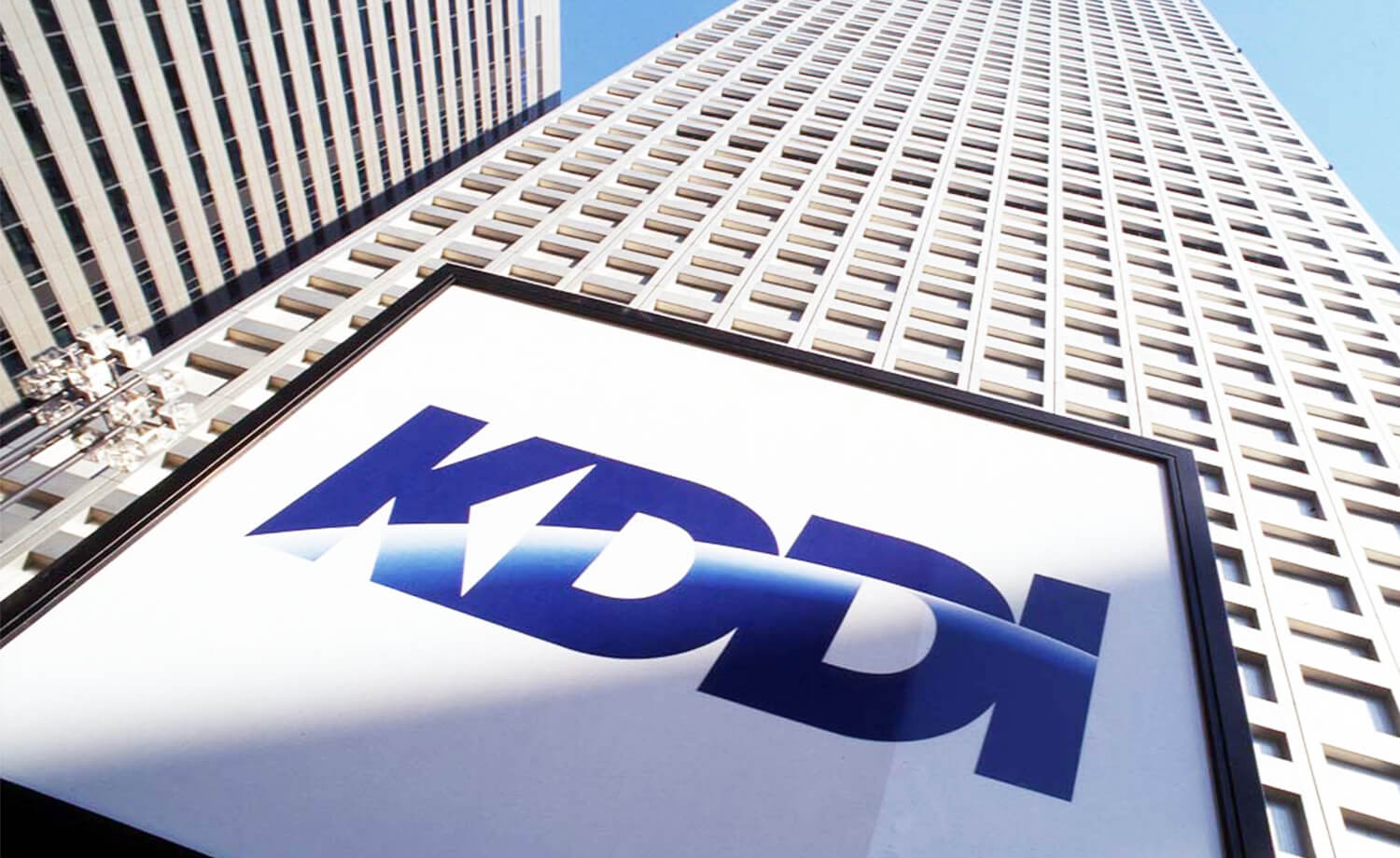 KDDI zayıf sonuçlarına rağmen artıda