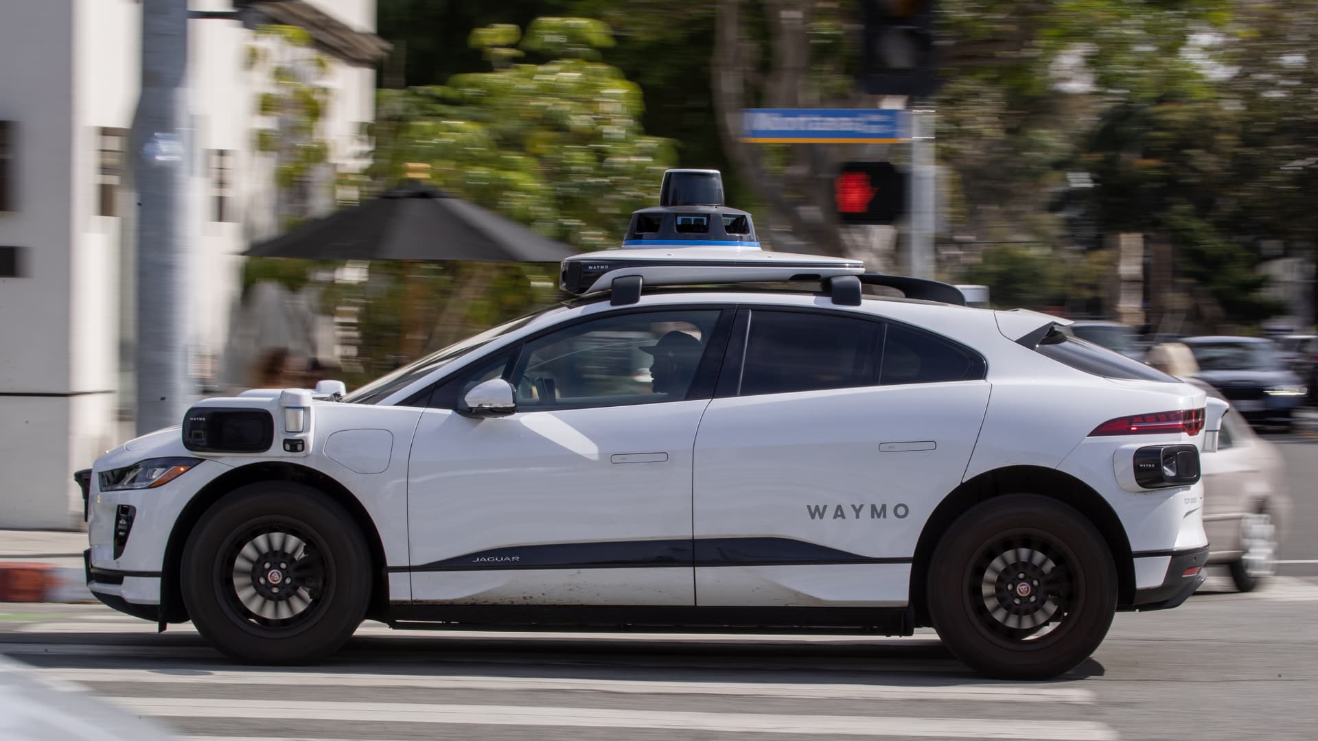 Alphabet’in Waymo’su Los Angeles’ta herkese açık robotaksi hizmetine başladı
