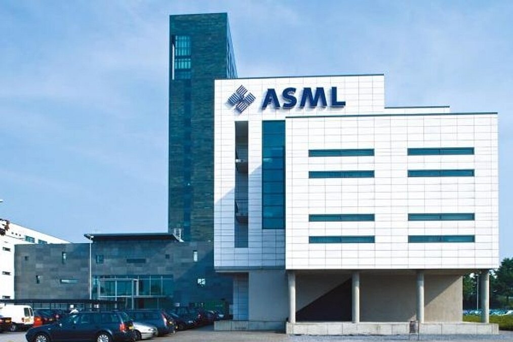 ASML, Çin yaptırımlarının 2024’ü etkilemeyeceğini öngörüyor