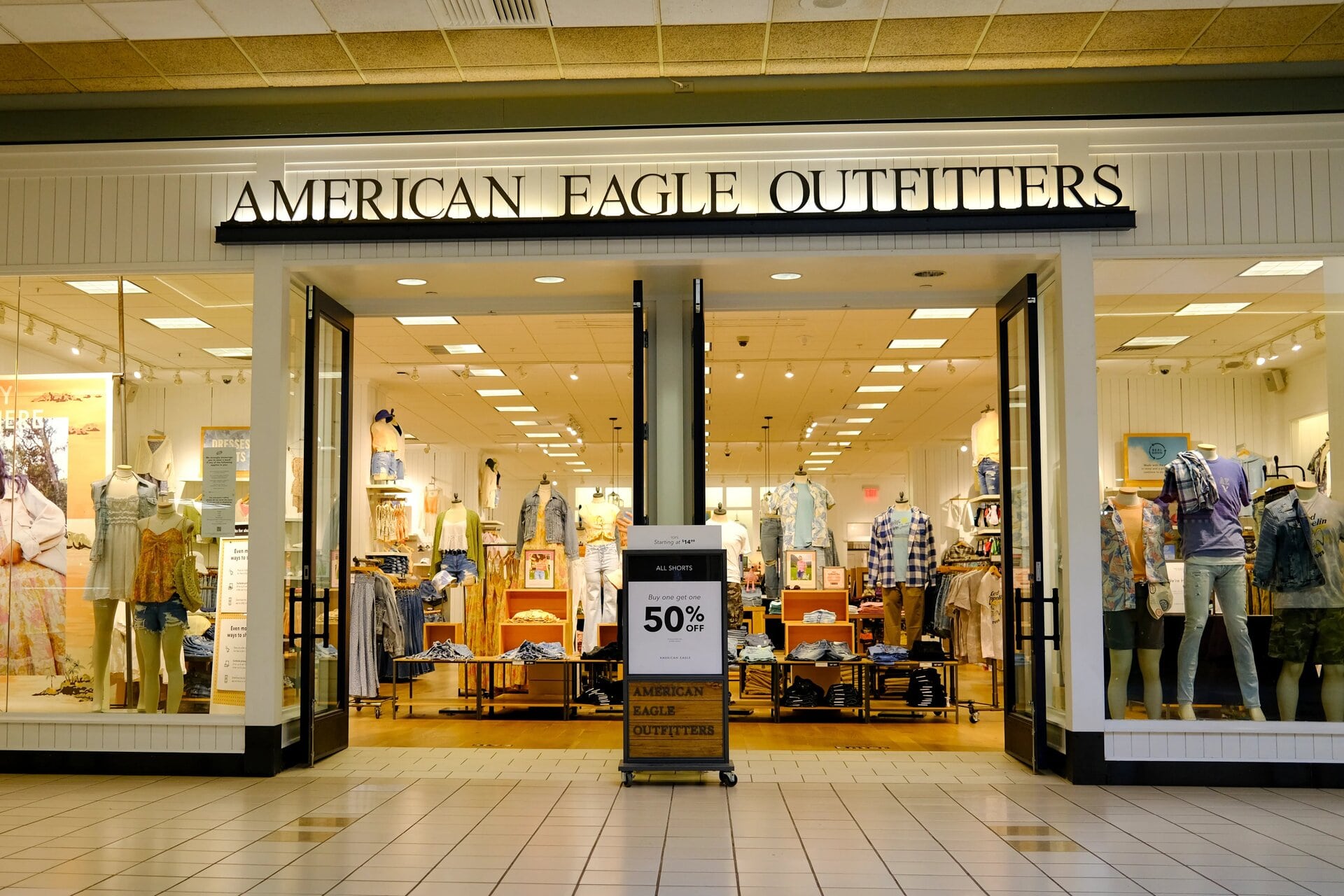American Eagle Outfitters’ın gelirleri düştü