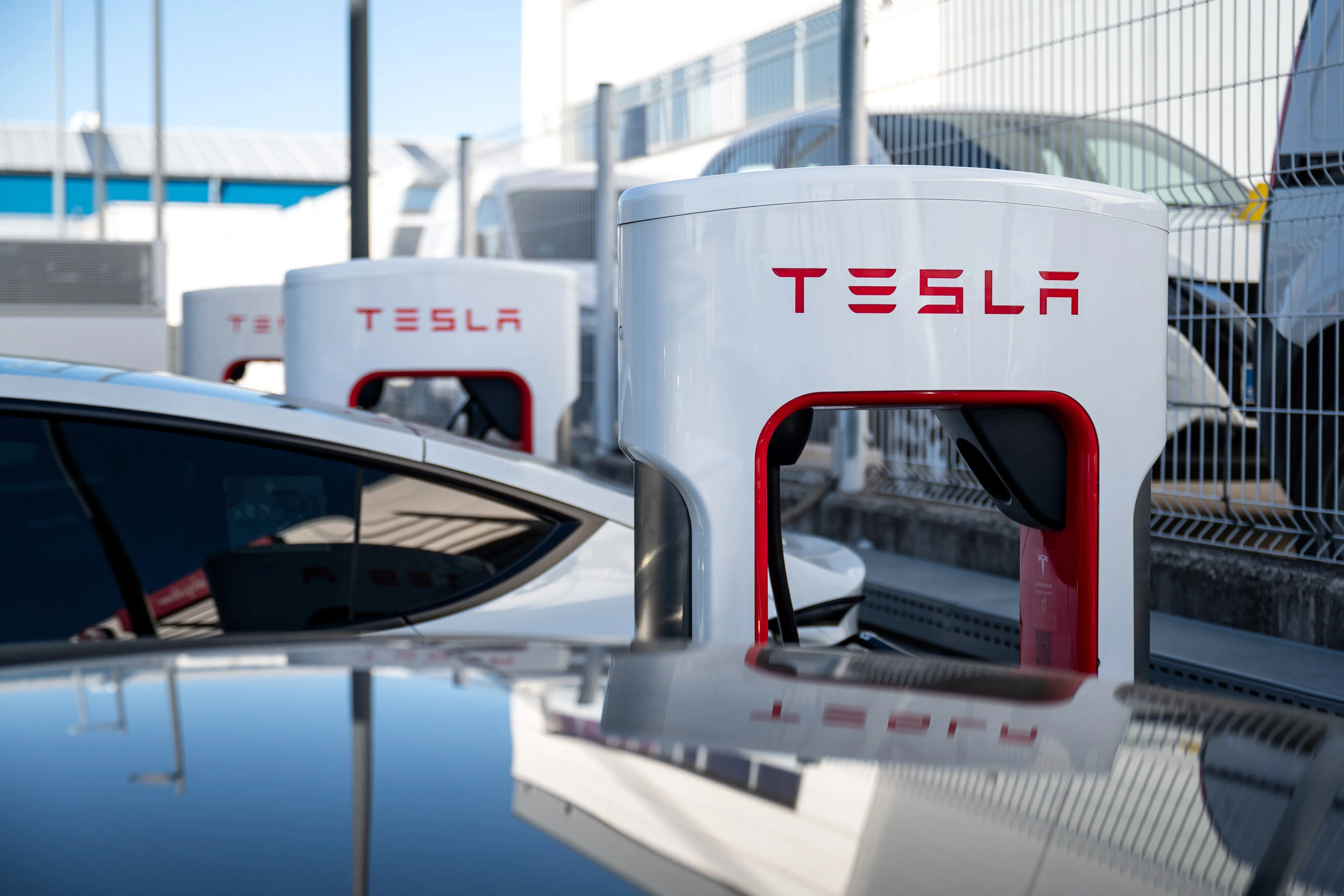Tesla, Kuzey’de önceden montajlı şarj istasyonlarına yöneliyor