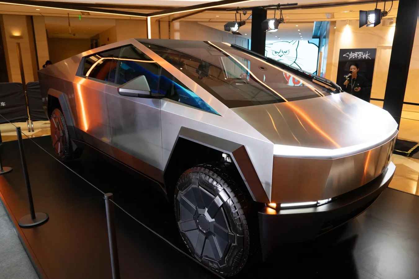 Tesla’nın premium Cybertruck’ları hâlâ satışta