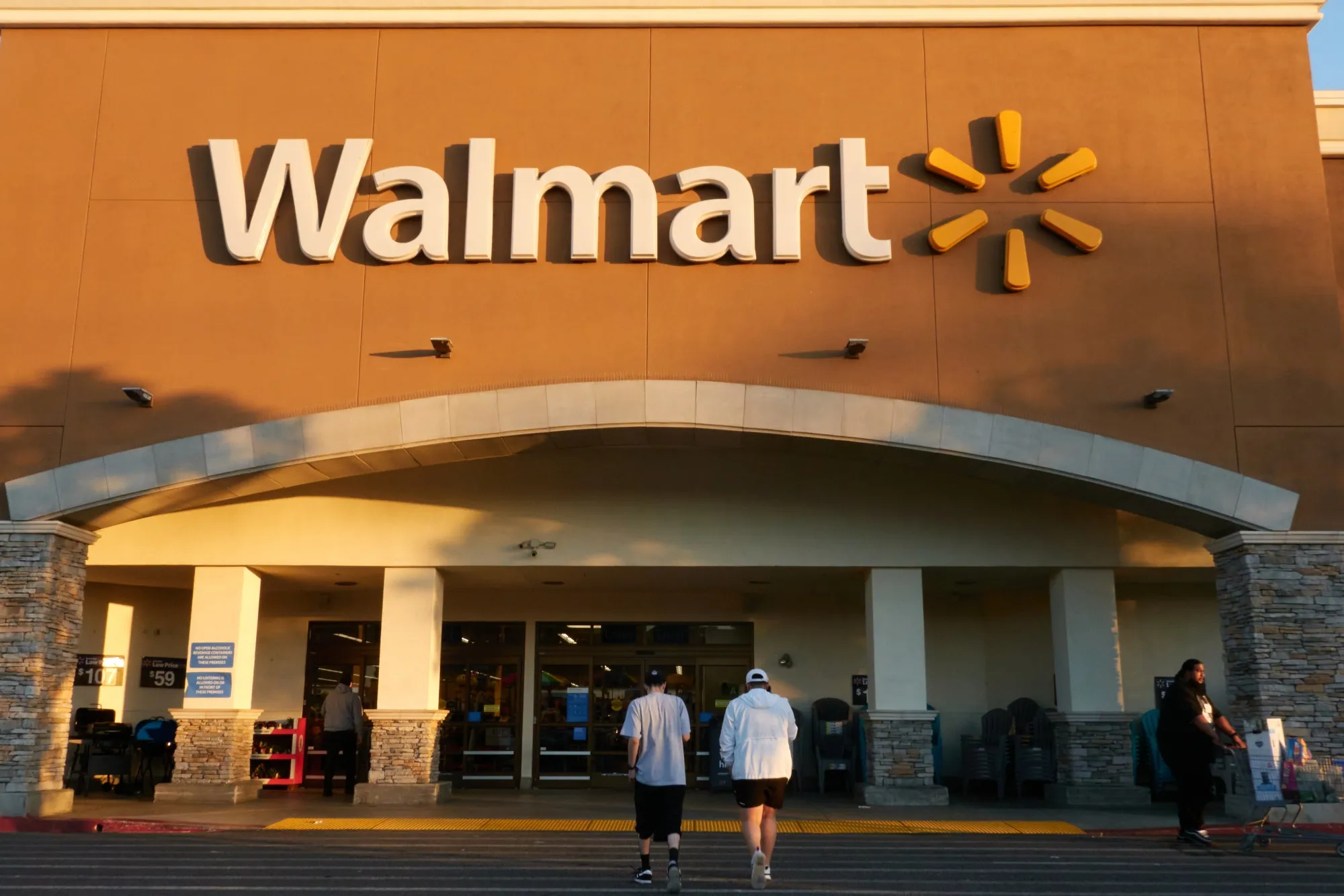 Walmart bazı çalışanlarına vücut kamerası verdi