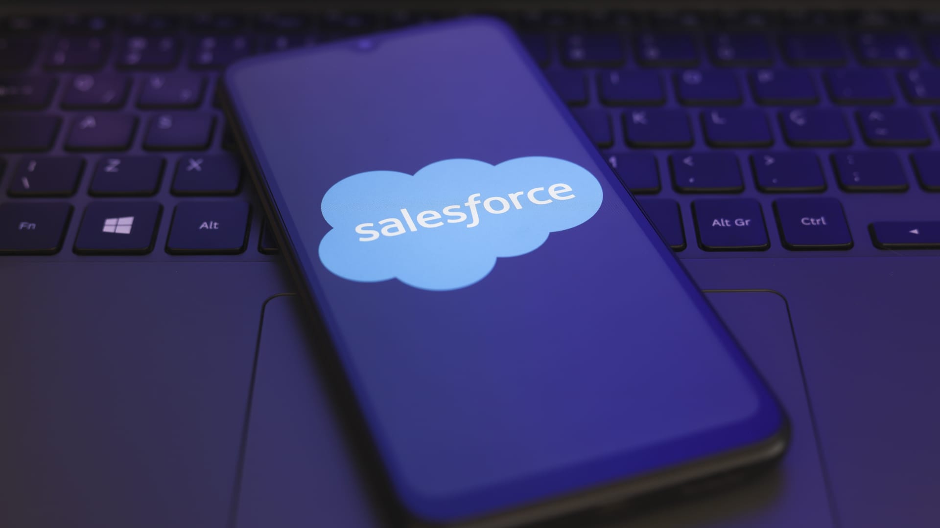 Salesforce yapay zekâ için 2.000 kişiyi işe alacak