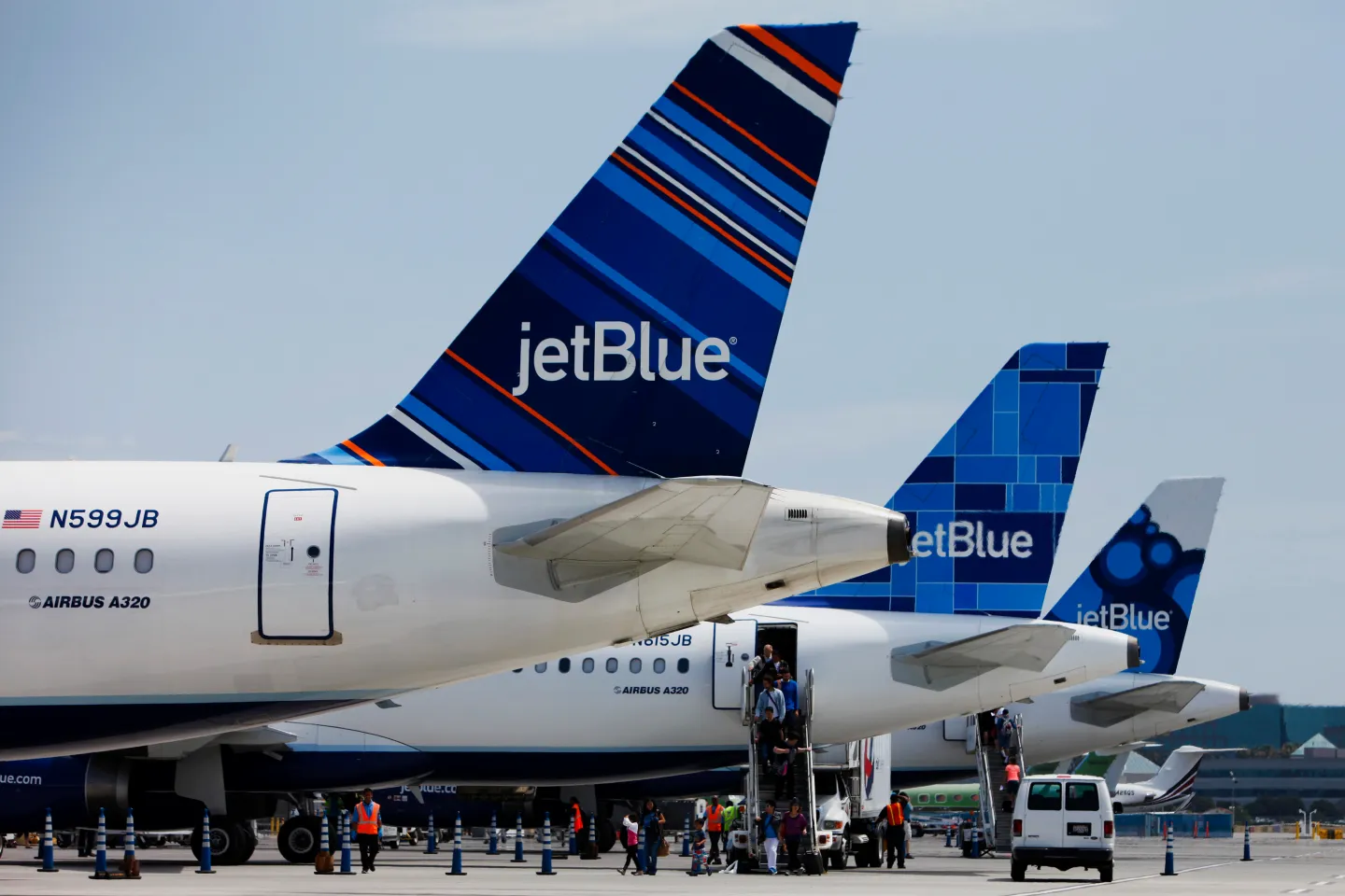 JetBlue’nun gelirleri düştü
