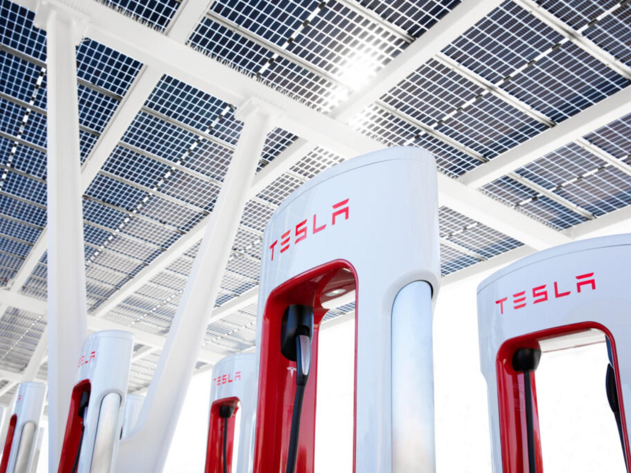 Tesla süperşarj istasyonlarına sanal sıra geliyor