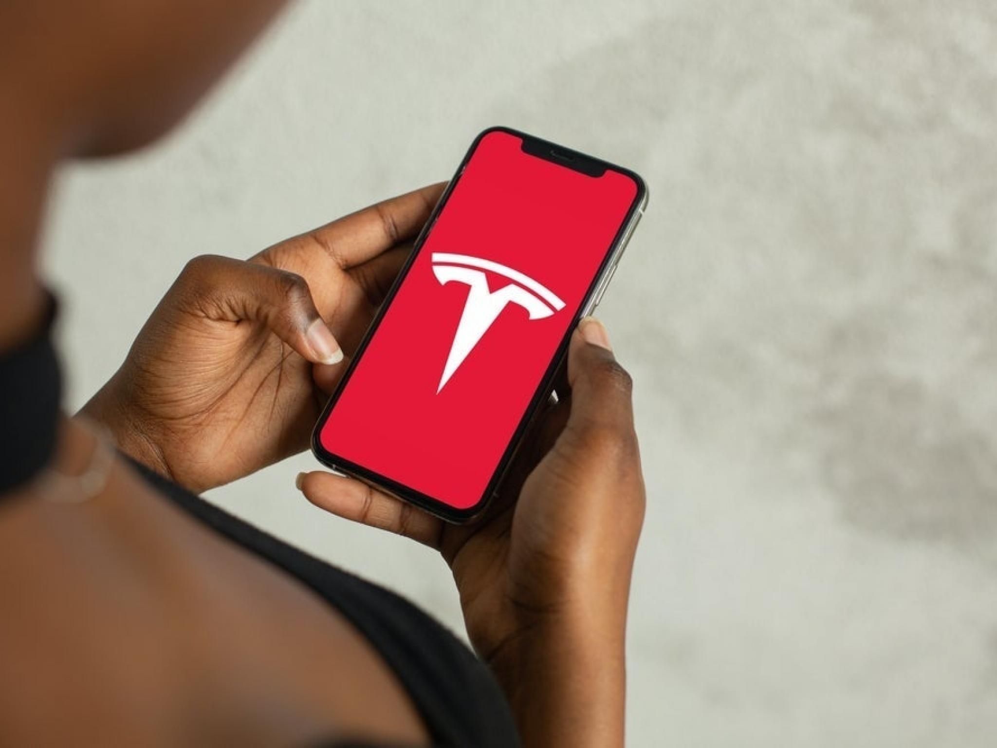 Tesla yöneticisi 33,7 milyon dolarlık hisse sattı