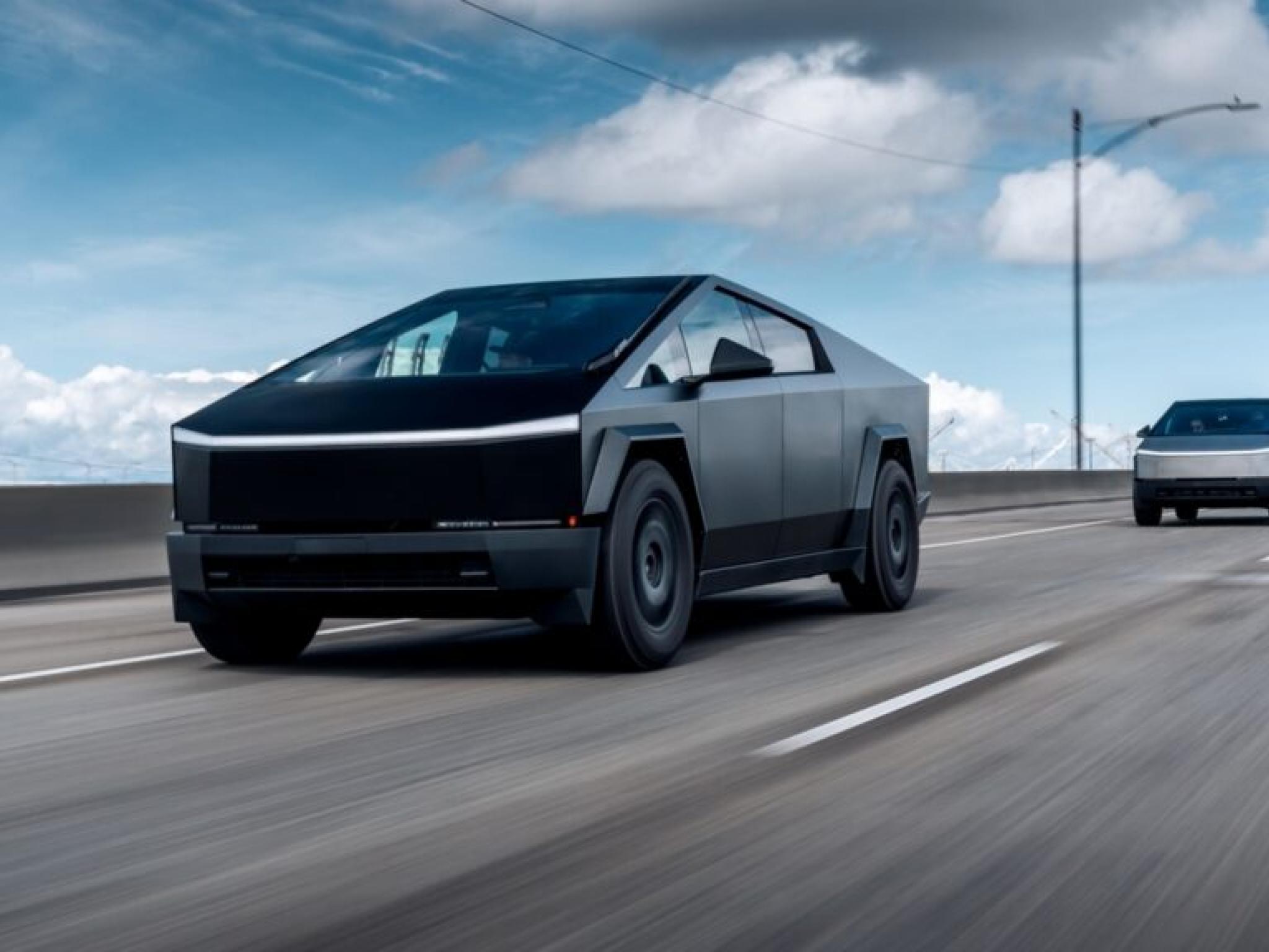Tesla Cybertruck için ücretsiz süperşarj sunuyor