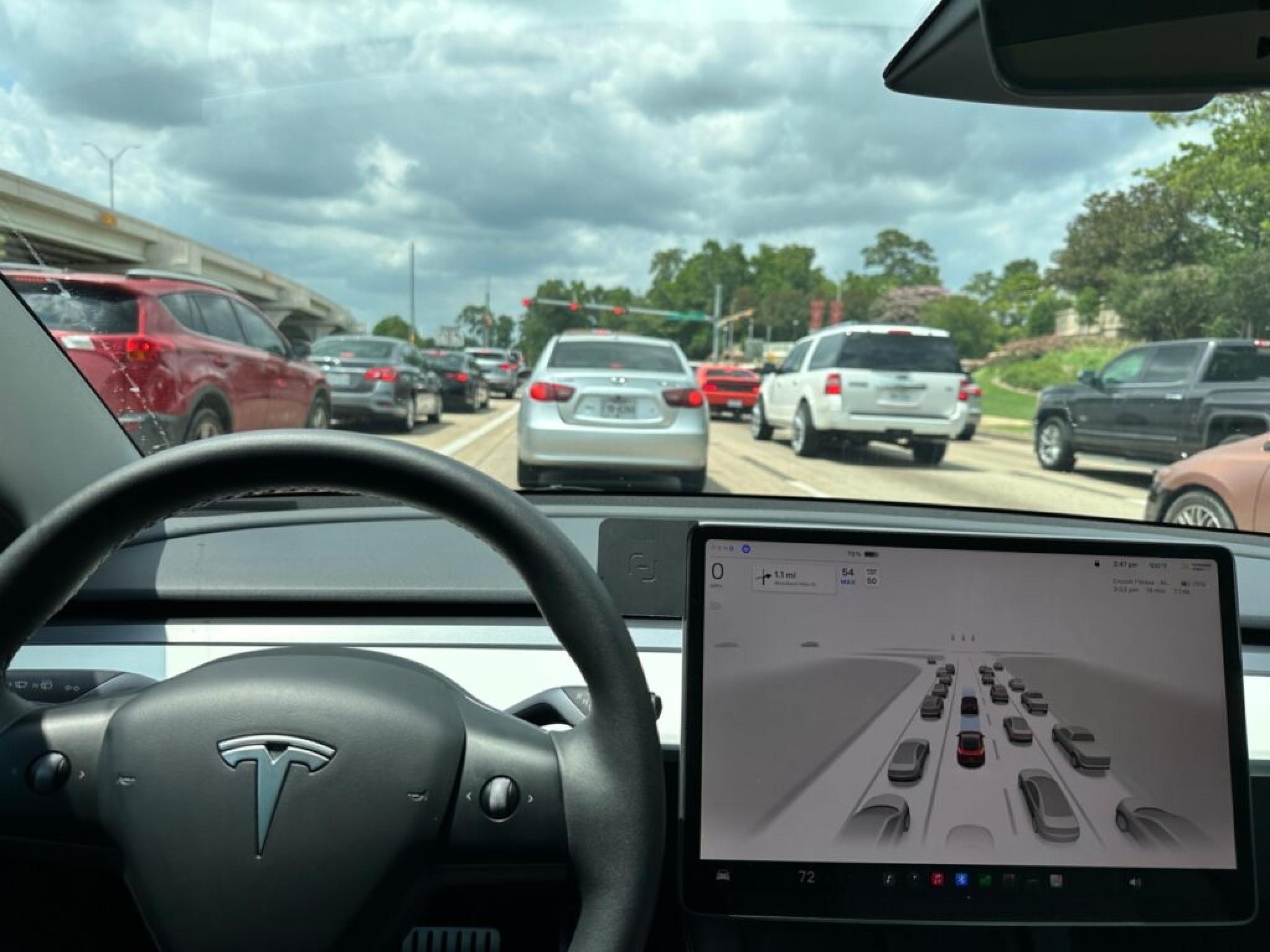Tesla FSD’yi fabrika içi lojistikte kullanmaya başladı