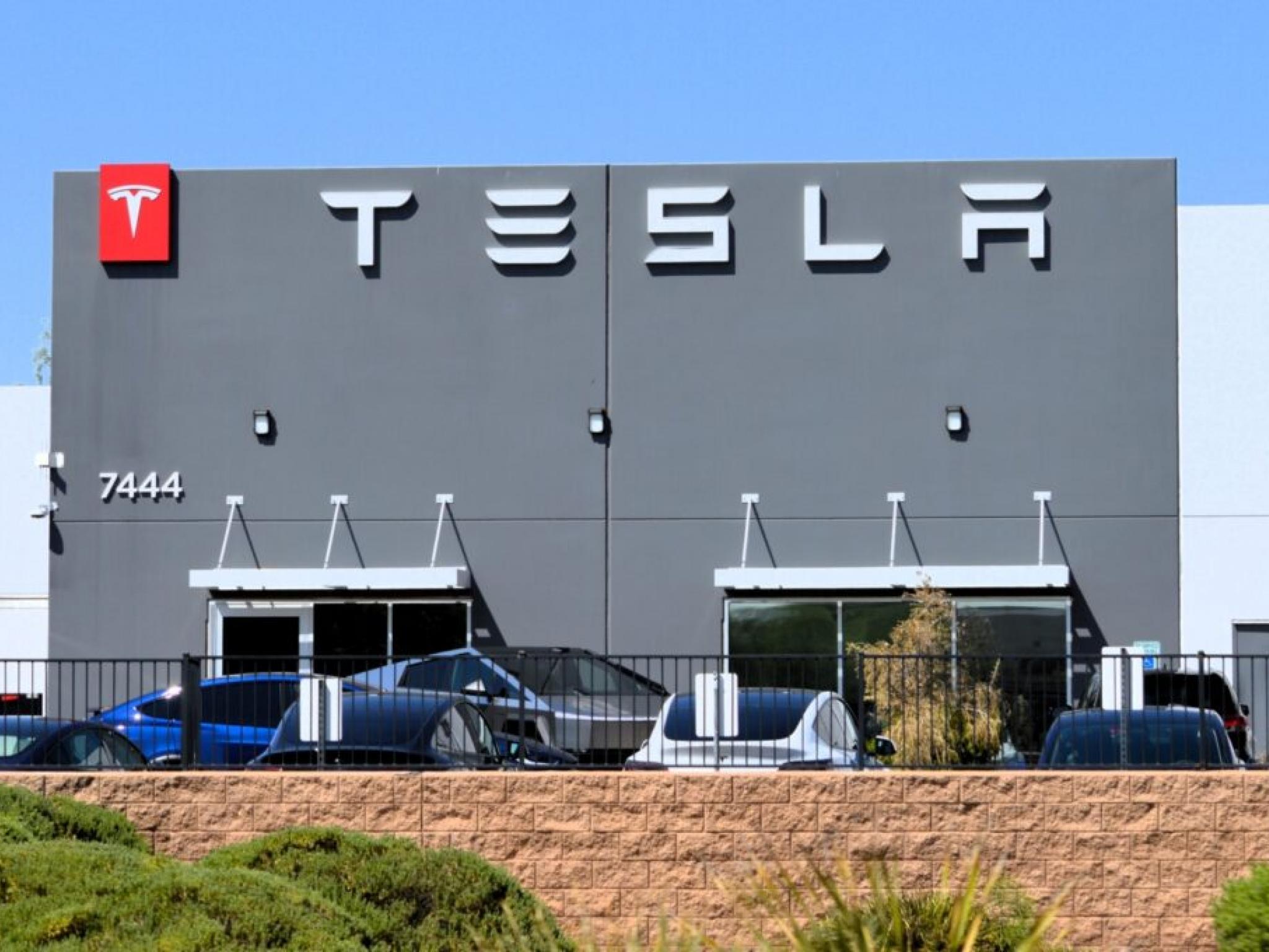 Tesla, Çin’de Model S ve X siparişlerini durdurdu