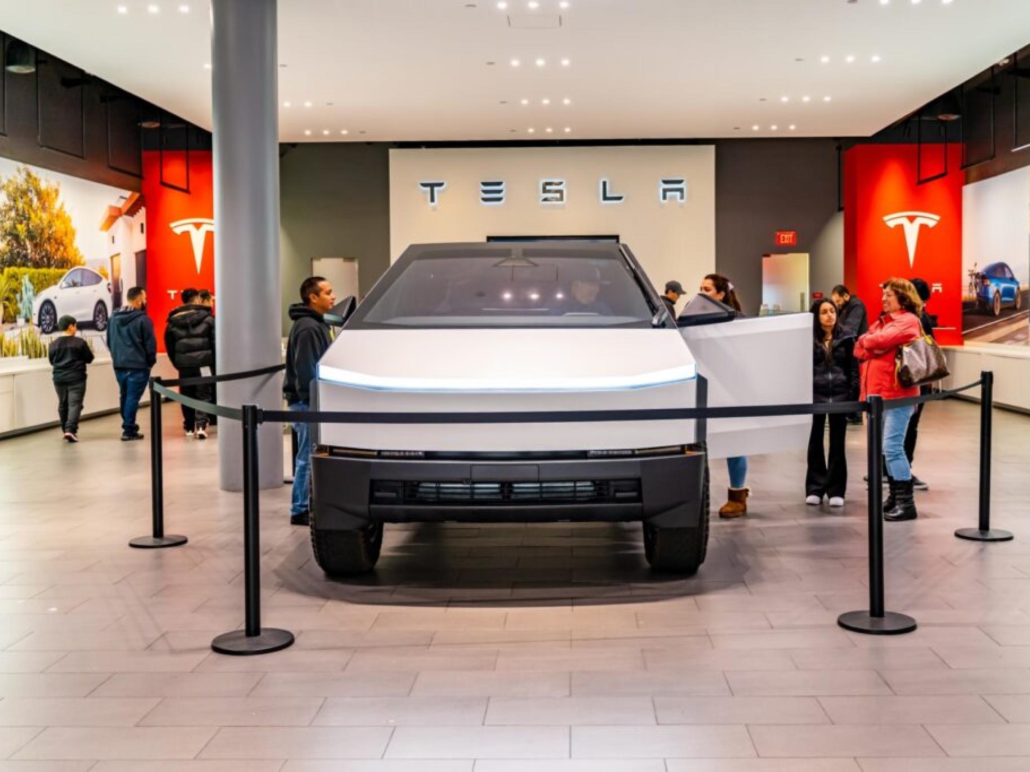 Tesla Cybertruck üretimini azaltıyor