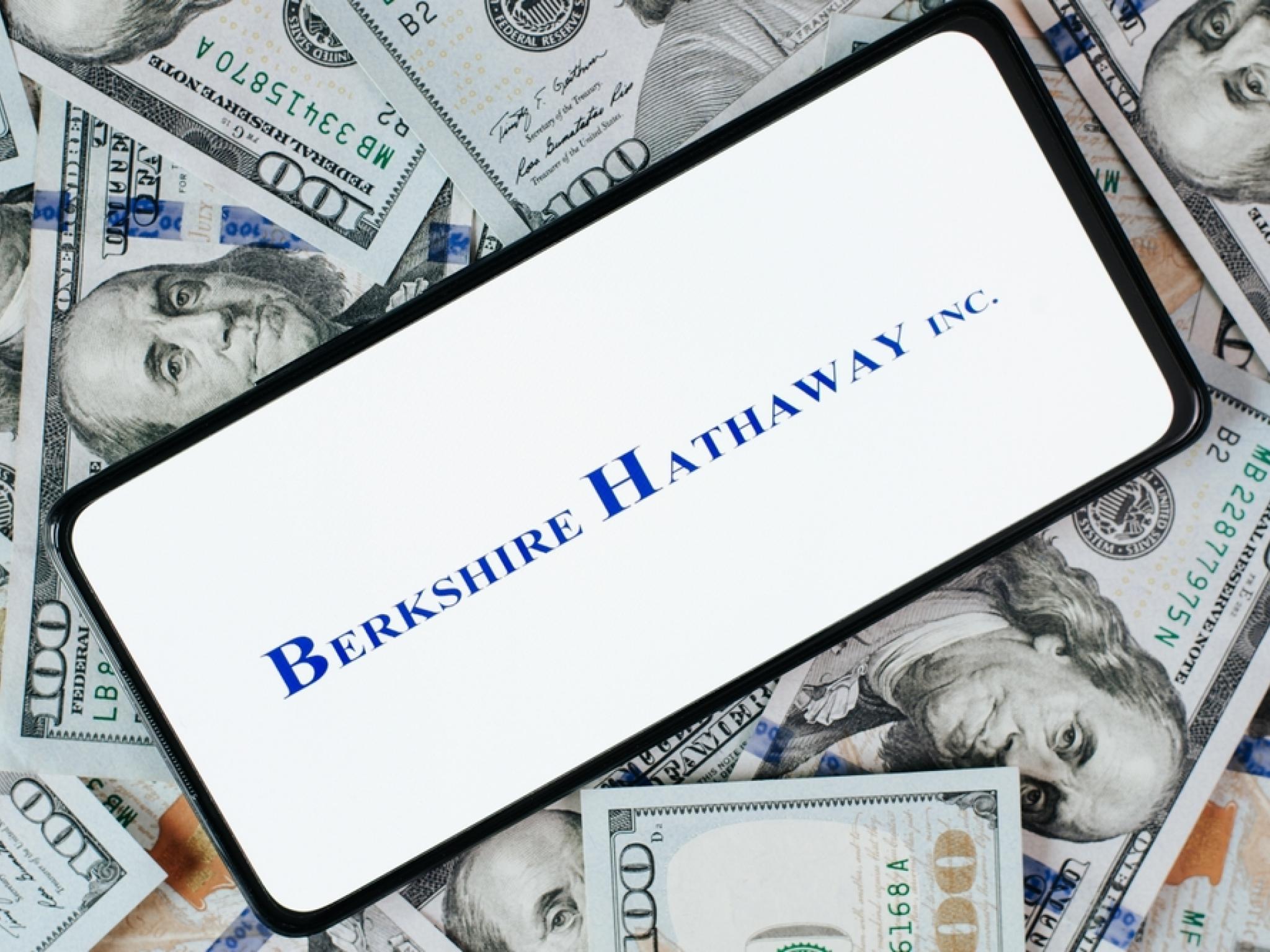 Berkshire Hathaway, Visa ve Mastercard’ı sattı; Delta Air ve Macy’s’e yatırım yaptı.