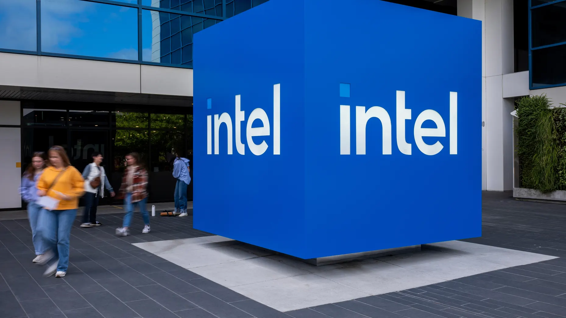 Intel, zayıf öngörülerinden darbe aldı