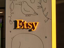 Etsy’nin ilk çeyrek gelirleri beklentiyi aştı ancak tarife belirsizliğiyle hisse düştü