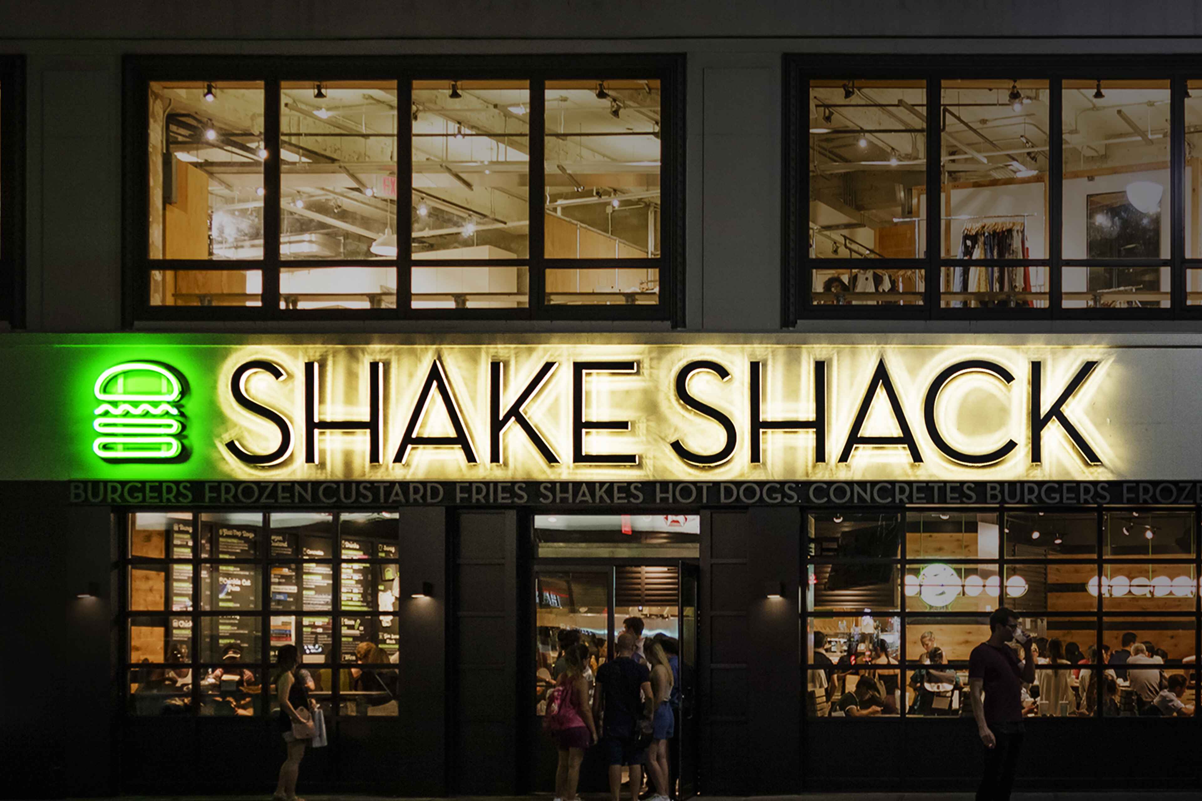 Shake Shack’in gelirleri beklentileri kaçırsa da 10% arttı