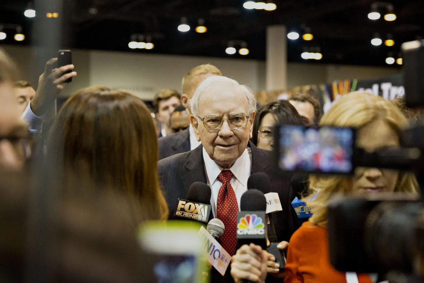 Berkshire’ın faaliyet kârı 14% düştü, Buffett Trump’ın tarifelerine karşı uyardı