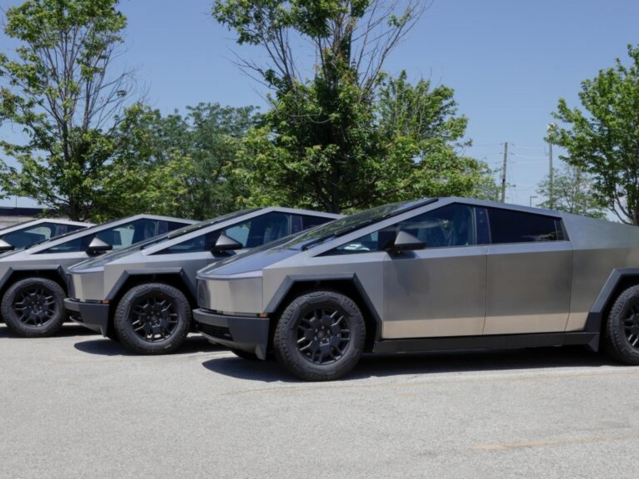 Tesla, Cybertruck sahiplerine ücretsiz FSD sunacak