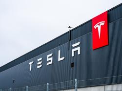 Tesla üretimde duraksamaya gidiyor