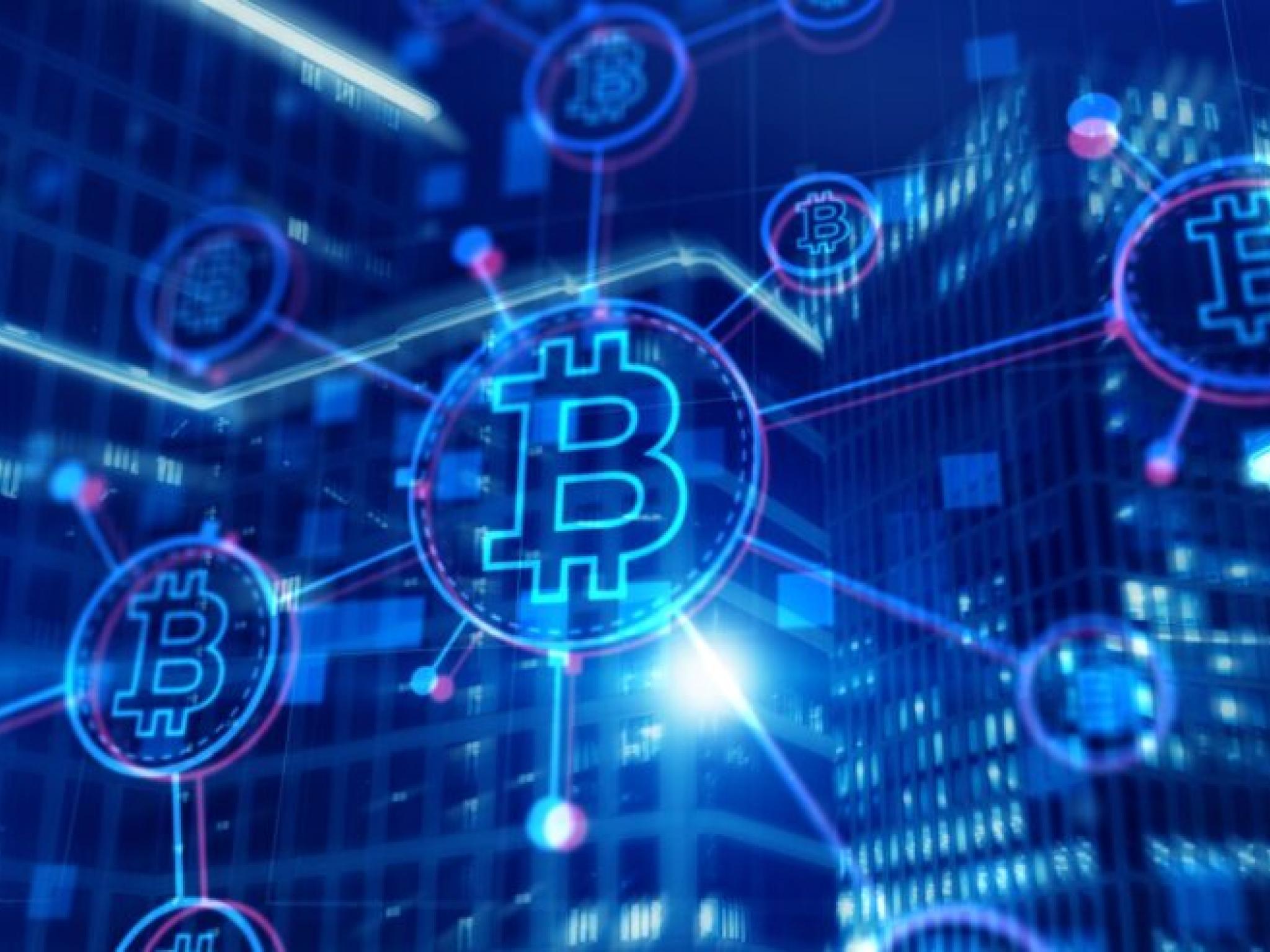 Bitcoin, kurumsal akışlar ve balina desteğiyle 100 bin doların üzerinde tutunuyor