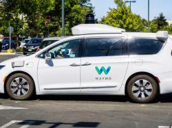Waymo sürücüsüz taksi hizmetini genişletiyor
