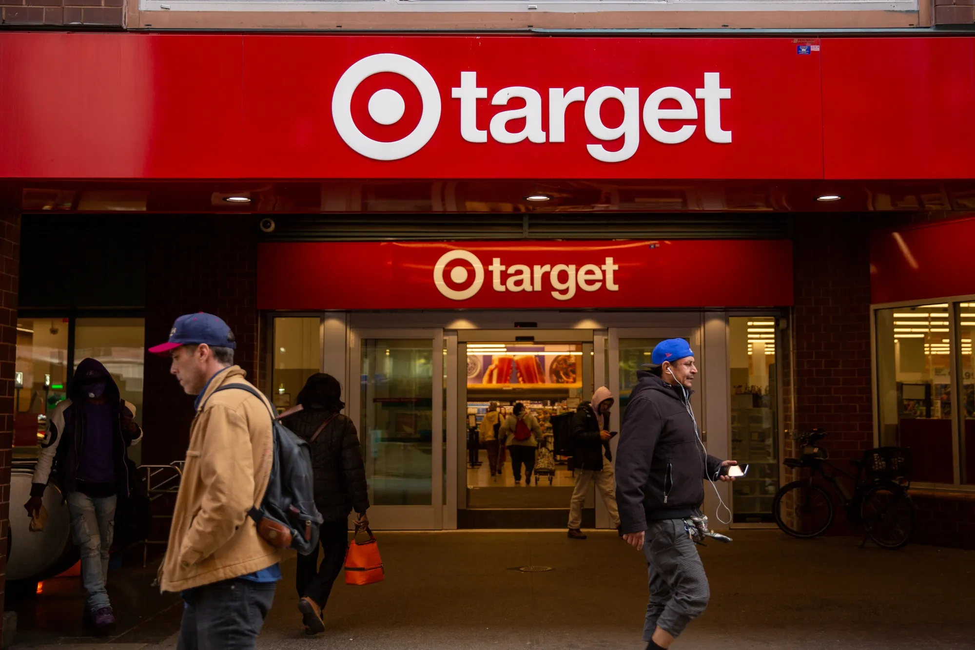 Target, tarife belirsizliğiyle gelir beklentisini düşürdü