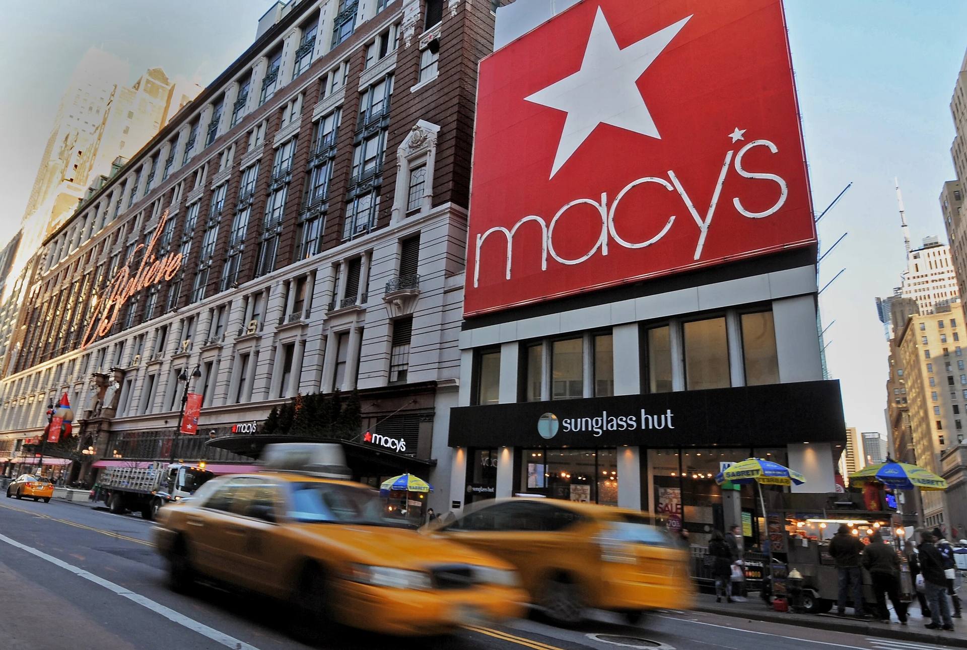 Macy’s’in gelirler düştü, kârı beklentileri aştı