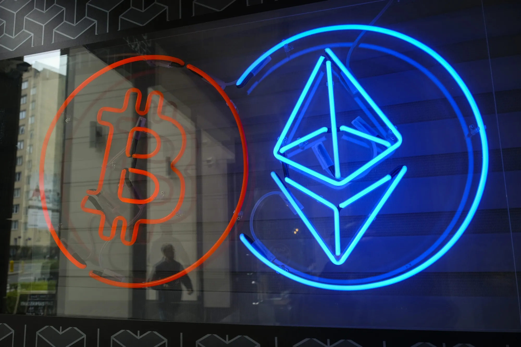 Kurumsal rüzgar yön değiştirdi: ETH ETF’leri fon çekerken BTC ETF’leri çıkış kaydediyor