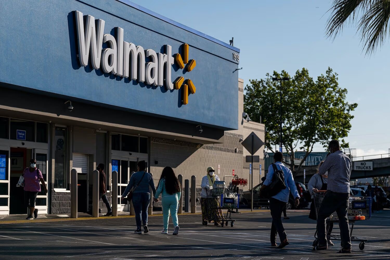 Walmart ve Amazon, stablecoin piyasaya sürmeyi değerlendiriyor – WSJ