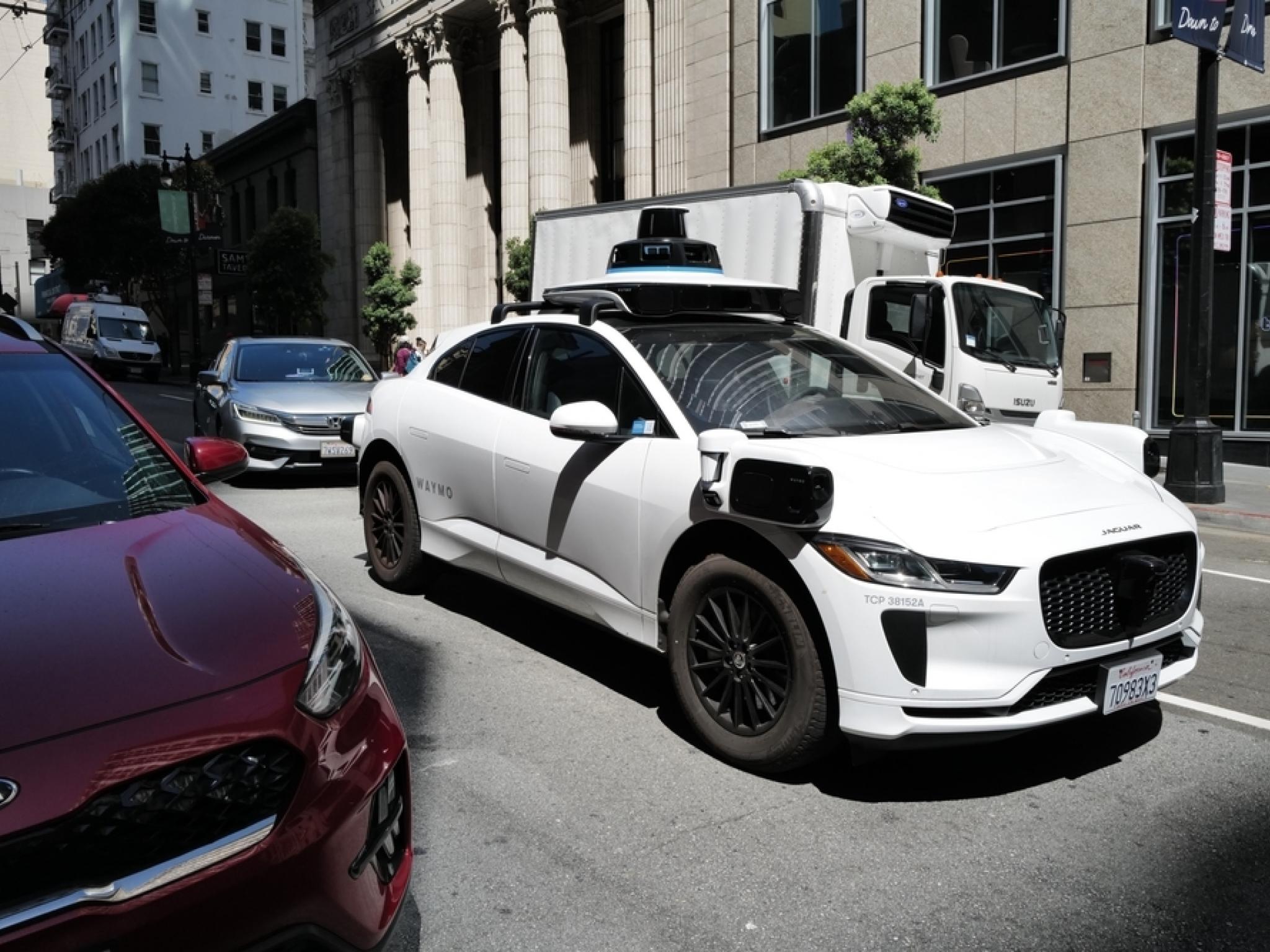Tesla ve Waymo’nun otonom taksi rekabeti kızışıyor