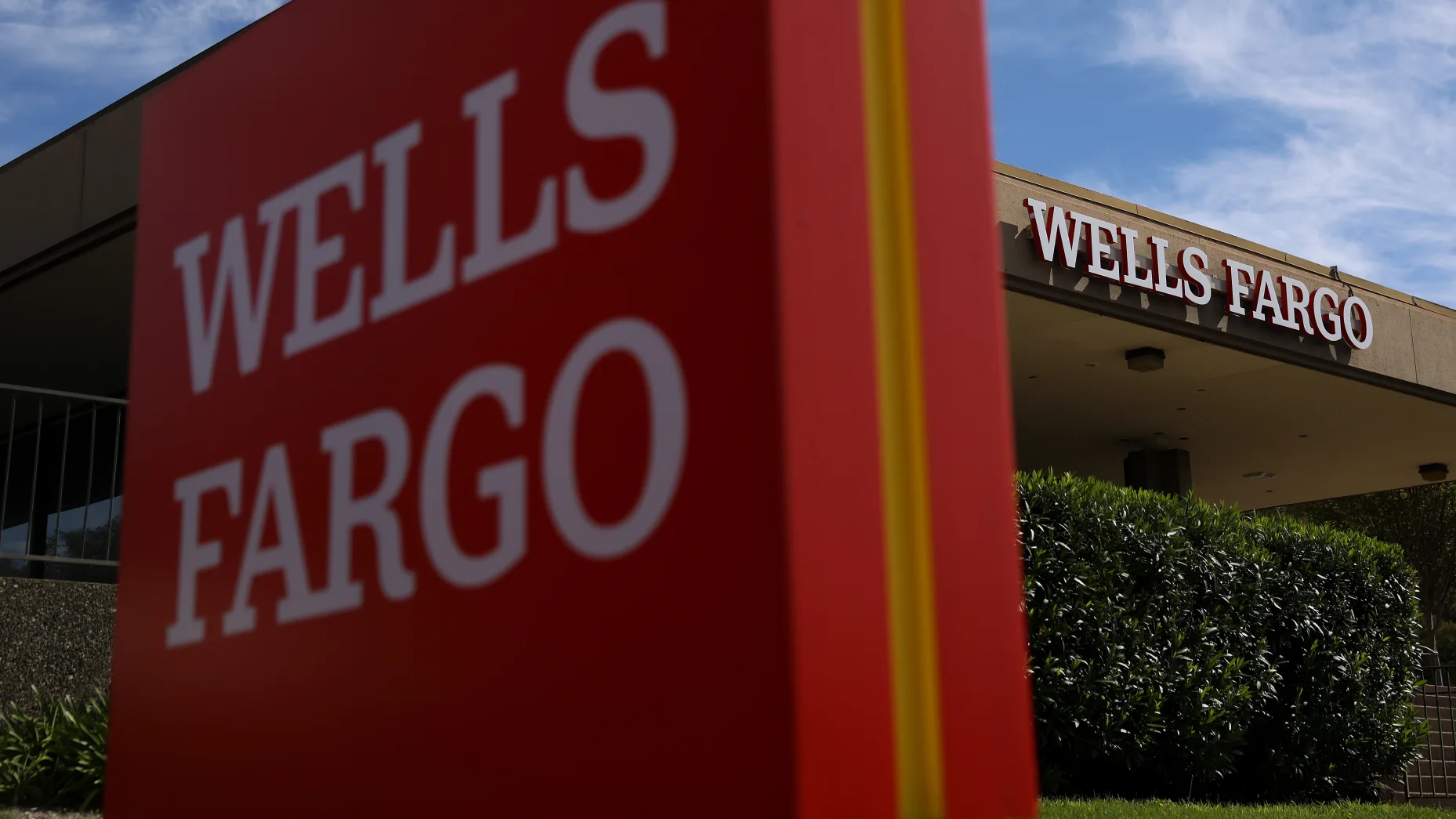 Wells Fargo’nun artan gelir ve kârı, zayıf beklentilerle gölgelendi