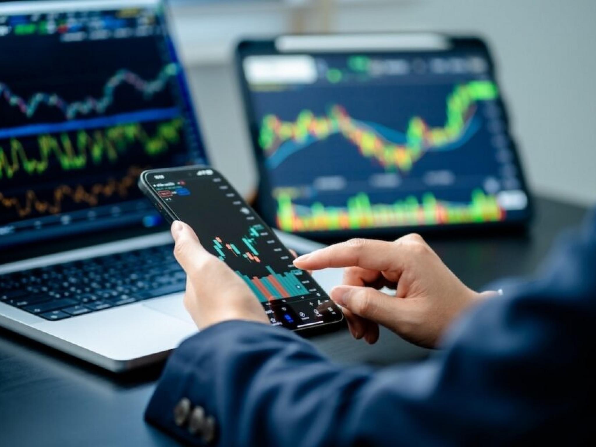 Commerzbank: Brent 95 dolara geriledi, Stoxx vadeli yüzde 5 arttı