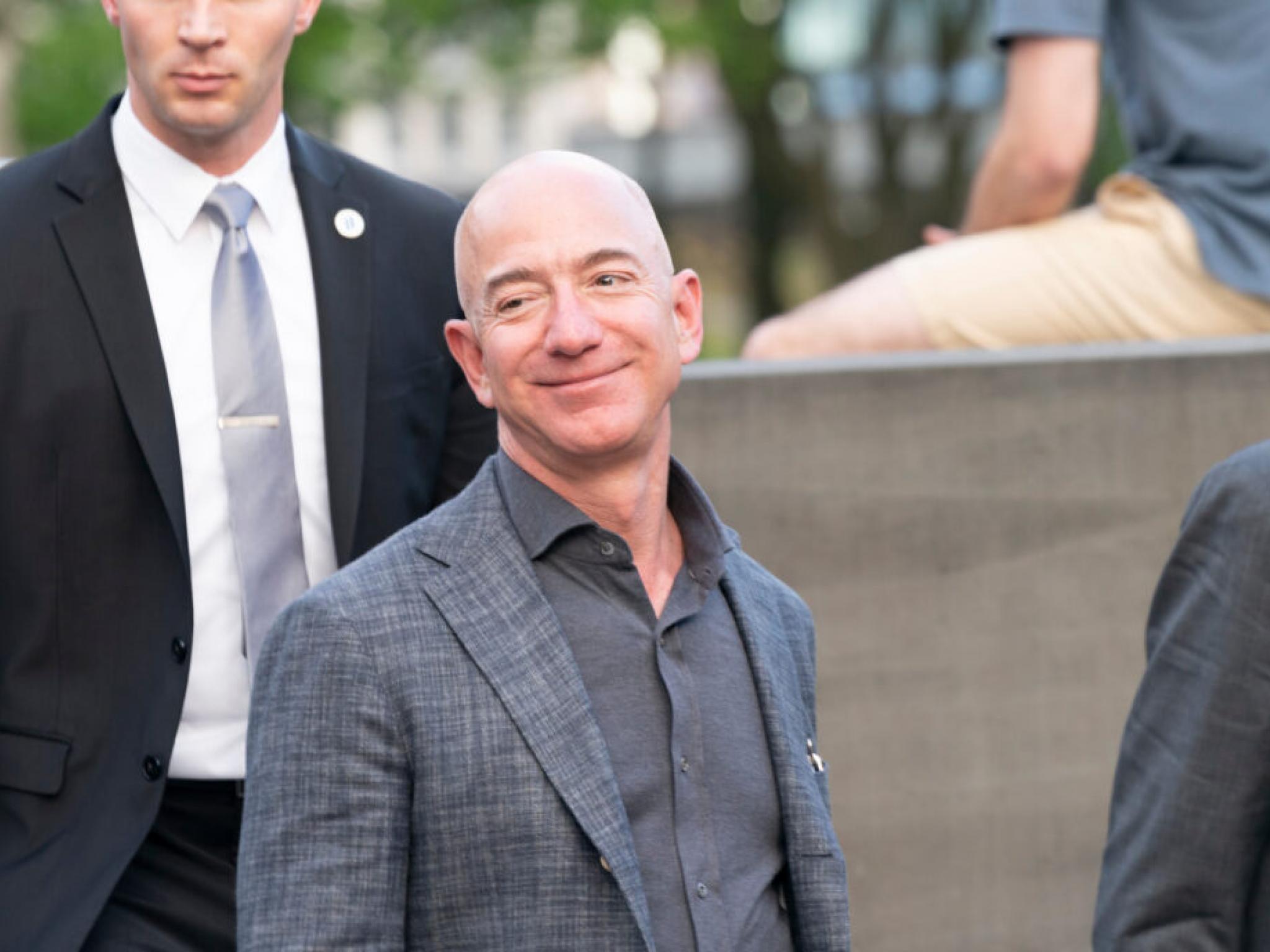 Jeff Bezos 1,5 milyar dolarlık Amazon hissesi sattı