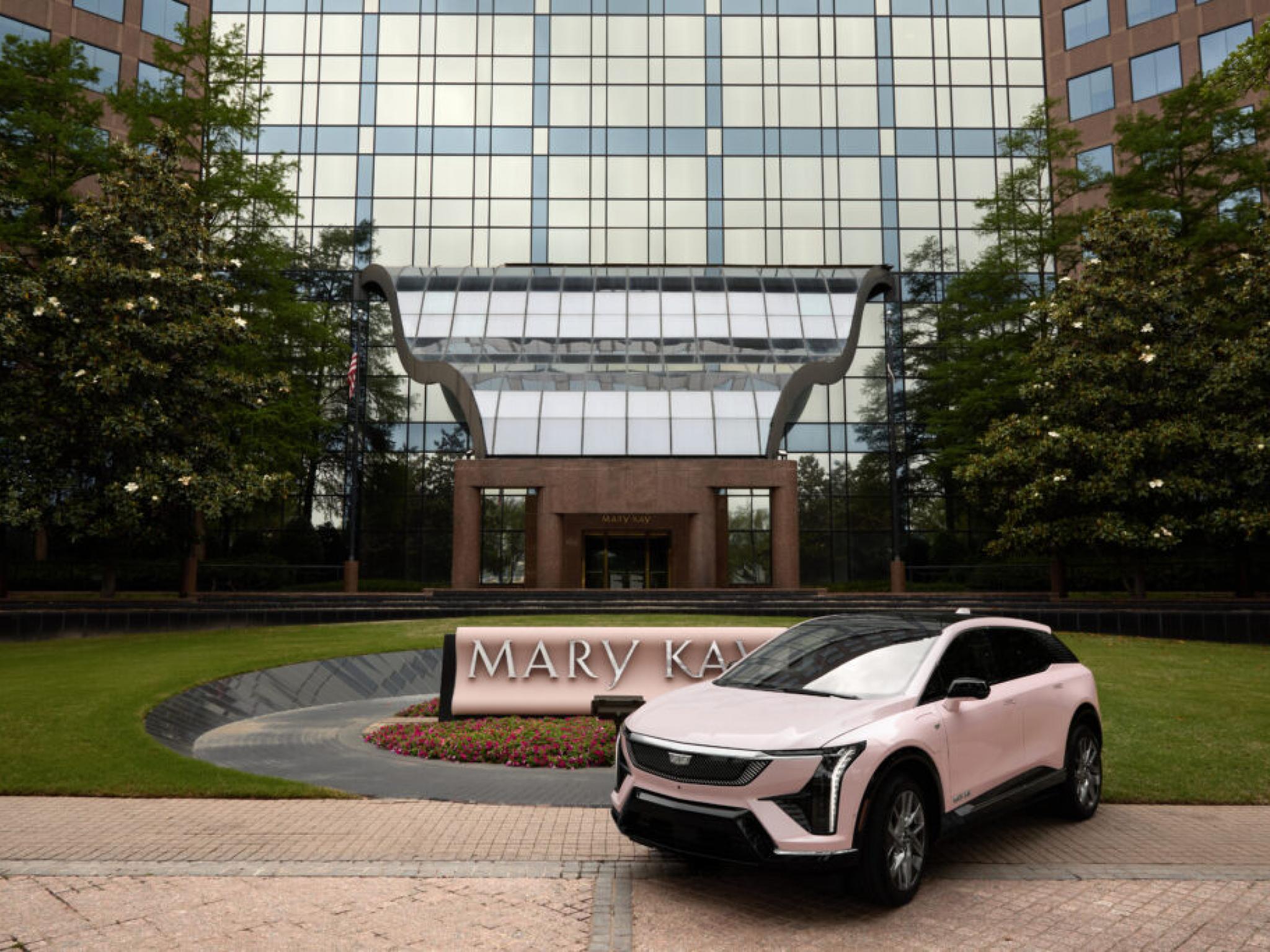 Mary Kay, pembe Cadillac’ını elektrikli modelle değiştiriyor