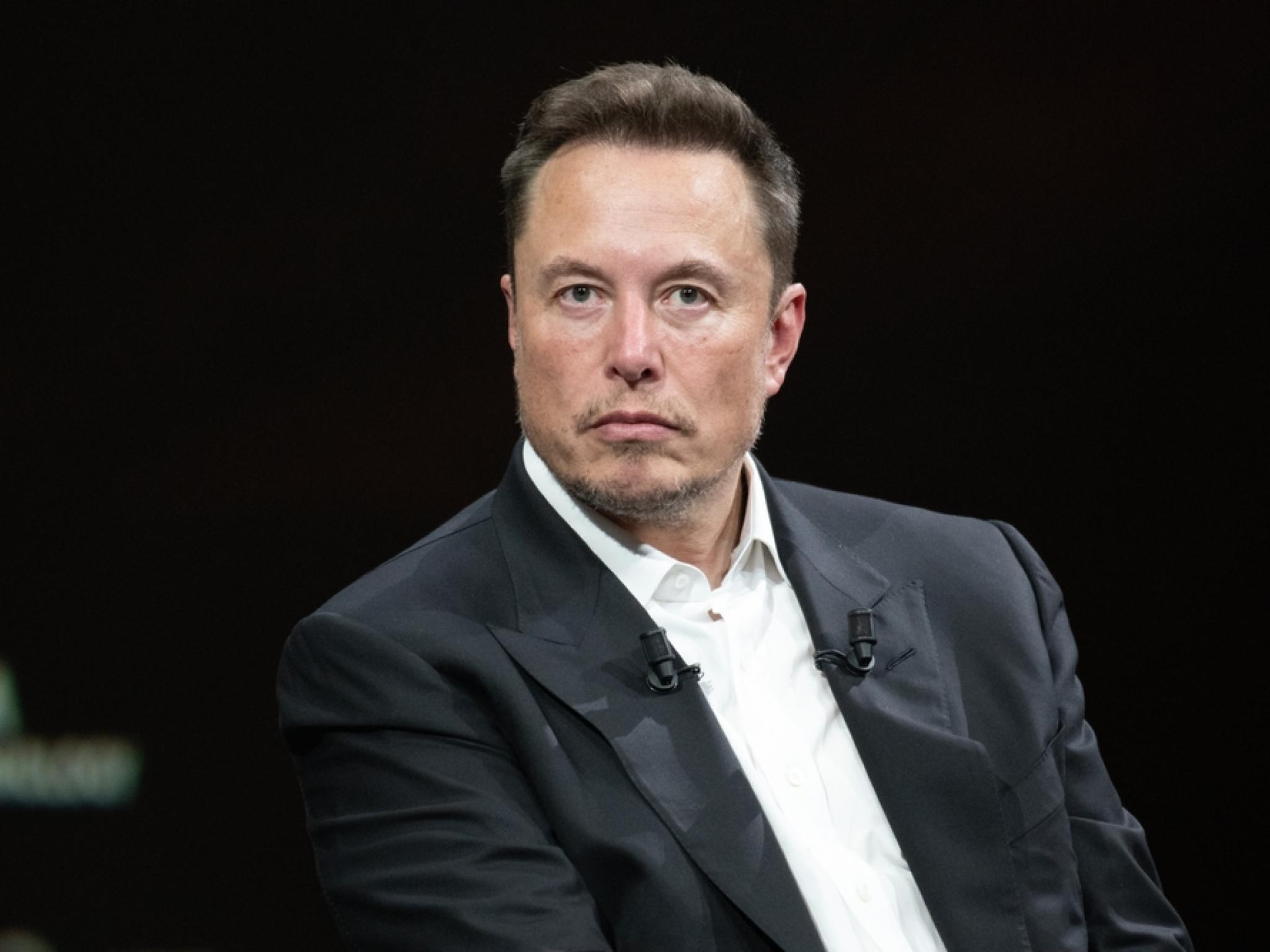 Tesla yatırımcıları Robotaksi için dava açıyor
